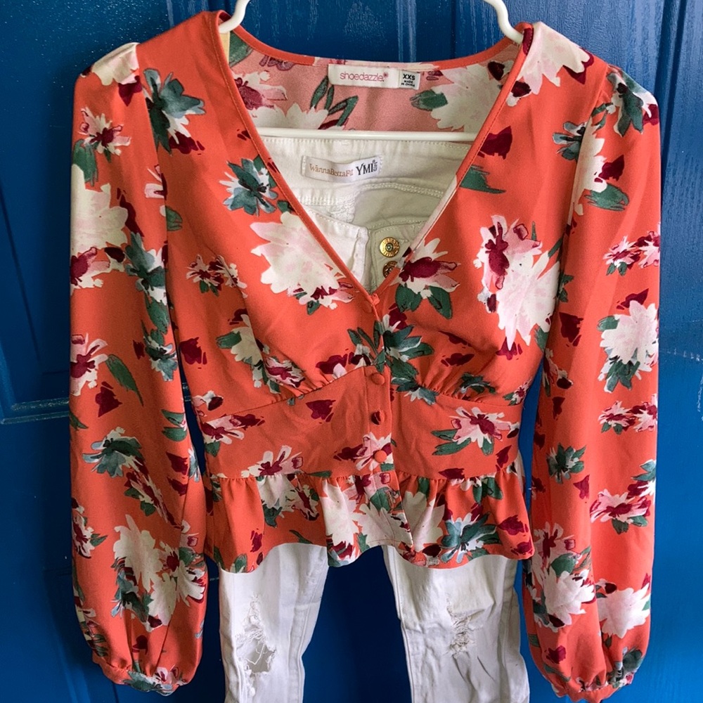 ShoeDazzle orange flower blouse XXS. YMI white jean pants XS.